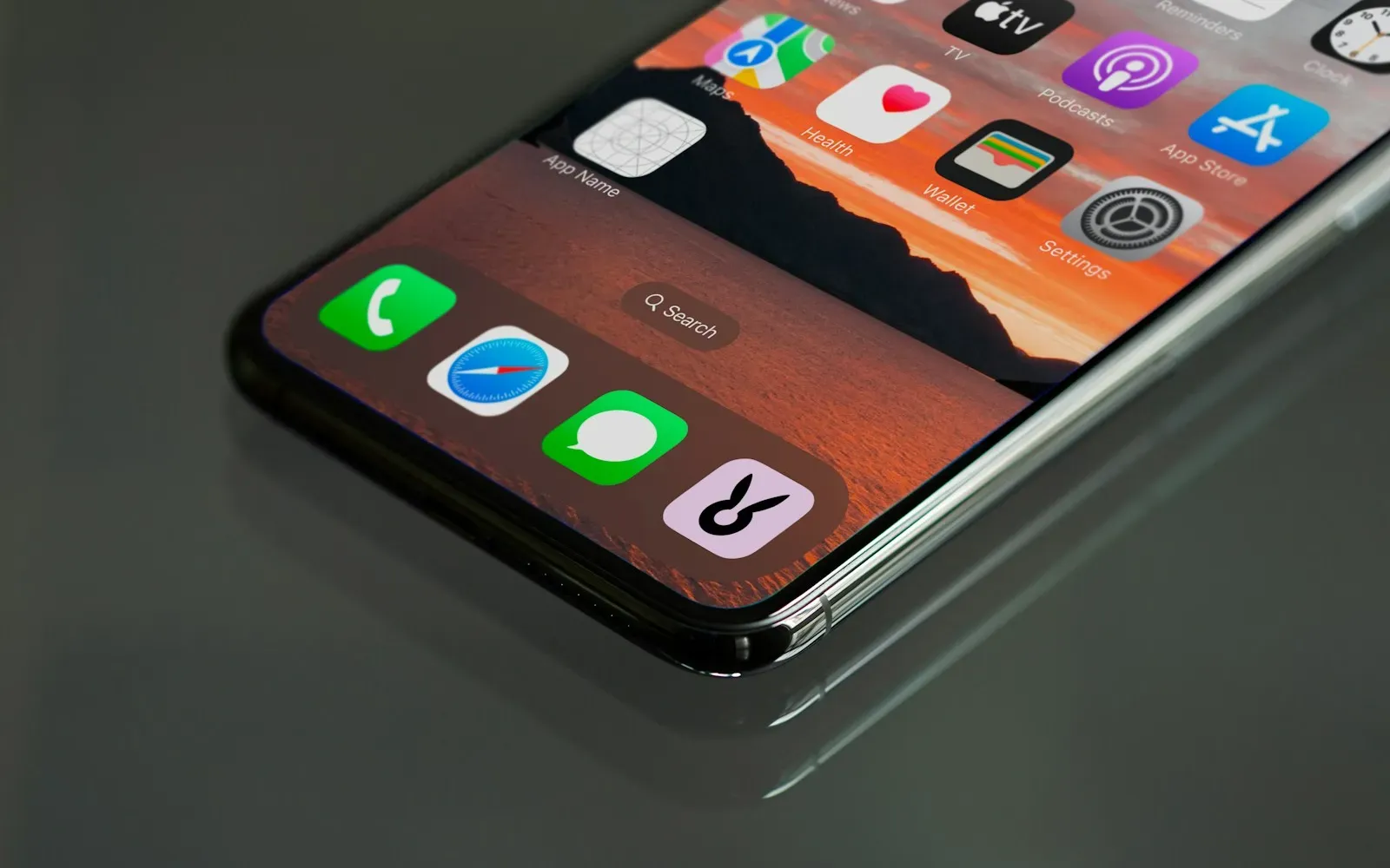 Smartphone mit Startbildschirm auf einem Tisch